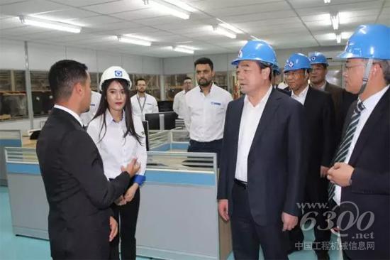 周鐵根市長勉勵徐工巴西外籍員工：要努力工作，用實際行動來回饋徐工，有機會歡迎大家去徐州學(xué)習(xí)交流！