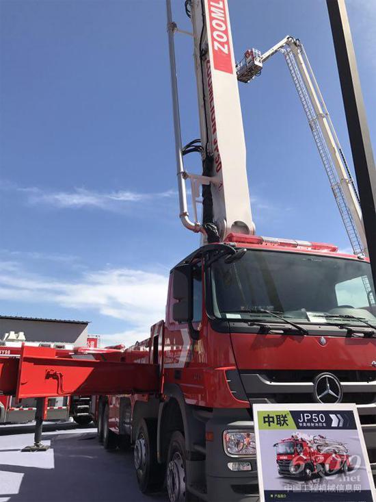被譽(yù)為“戰(zhàn)狼”的JP50大跨距舉高噴射消防車