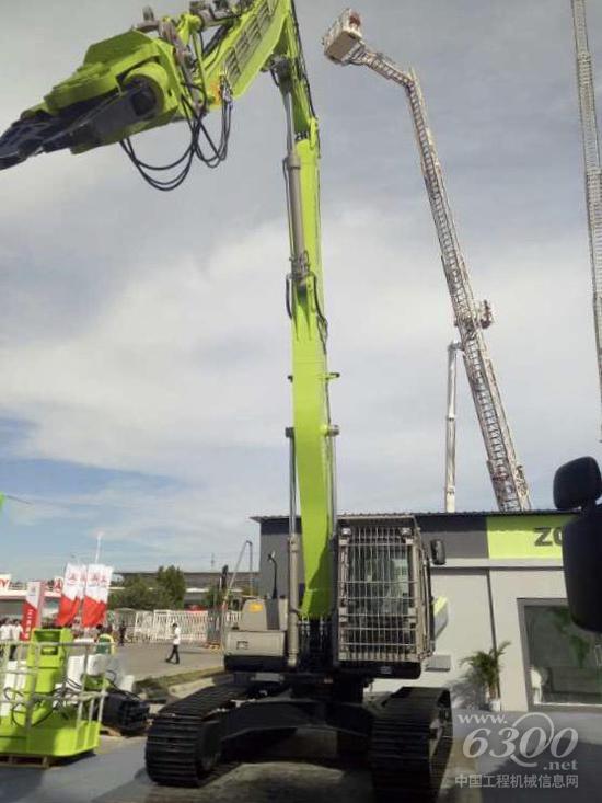 中聯(lián)重科最新研制的履帶式多功能救援機(jī)ZB260ELC