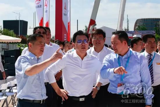 三一重工董事長梁穩(wěn)根參觀消防展