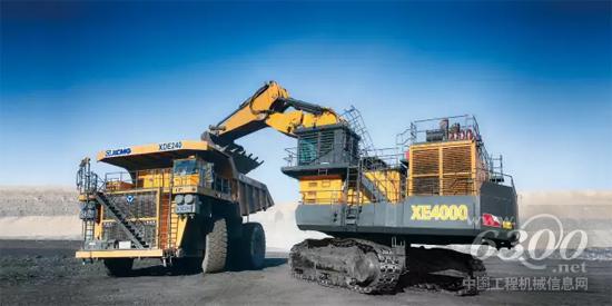 400噸液壓挖掘機(jī)與240噸礦用自卸車(chē)礦山施工
