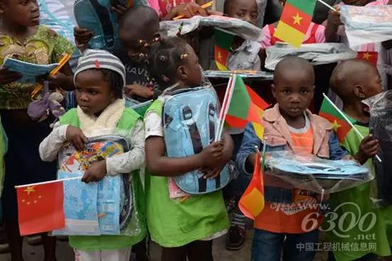 學(xué)生獲贈(zèng)學(xué)習(xí)用品