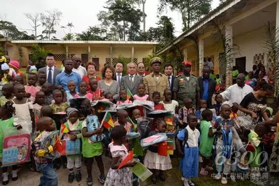 現(xiàn)場(chǎng)嘉賓和學(xué)生合影