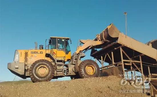 施工中的山東臨工裝載機(jī)