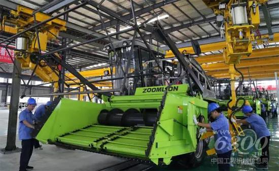 中聯(lián)重科青貯收獲機在高端農(nóng)業(yè)裝備制造基地批量下線