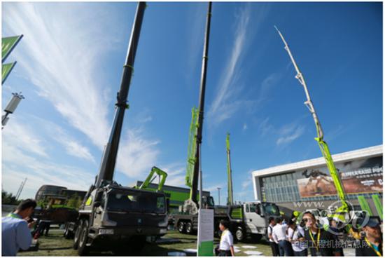 中聯(lián)重科100噸汽車起重機(jī)和55噸汽車起重機(jī)