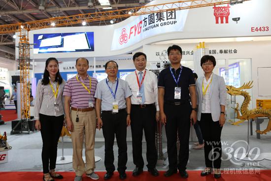 中國工程機械工業(yè)協(xié)會、常務副會長兼秘書長蘇子孟來到方圓集團展位