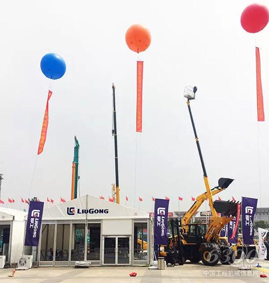 柳工設(shè)備亮相第四屆“海絲博覽會”