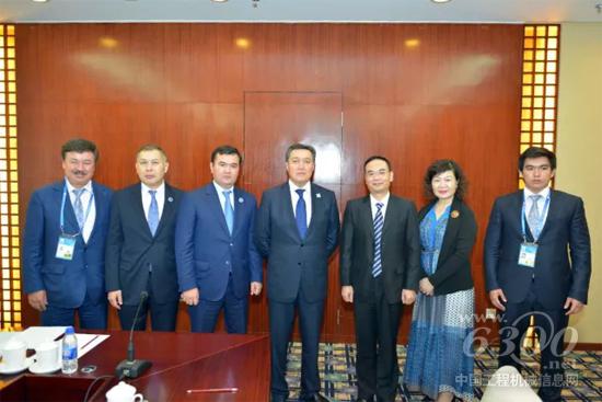 哈薩克斯坦第一副總理阿斯哈爾·馬明會(huì)見(jiàn)易小剛一行