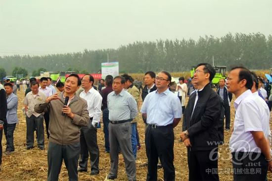 農(nóng)業(yè)部農(nóng)機(jī)化司、中國(guó)農(nóng)機(jī)化協(xié)會(huì)、安徽省農(nóng)機(jī)局及玉麥豆專家組領(lǐng)導(dǎo)、教授、專家親臨現(xiàn)場(chǎng)