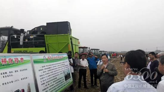 與會(huì)專家領(lǐng)導(dǎo)詳細(xì)了解玉米生產(chǎn)全程機(jī)械化技術(shù)路線