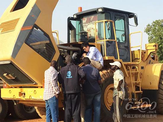 覃峰在50度高溫工地現(xiàn)場進(jìn)行培訓(xùn)