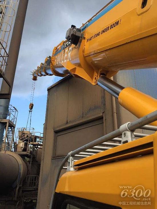 徐工臂架系統(tǒng)的穩(wěn)定性和微動(dòng)性（距離屋頂不到5公分）—德國(guó)魯爾區(qū)BAV公司