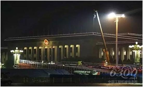 徐工XCA100_E引來德國(guó)吊車操機(jī)手和當(dāng)?shù)匕傩贞P(guān)注的目光