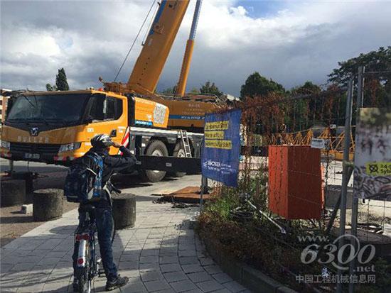 徐工XCA100_E引來德國(guó)吊車操機(jī)手和當(dāng)?shù)匕傩贞P(guān)注的目光
