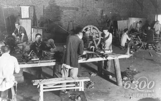 1943年，建廠初期，華興鐵工廠為地方部隊維修槍支
