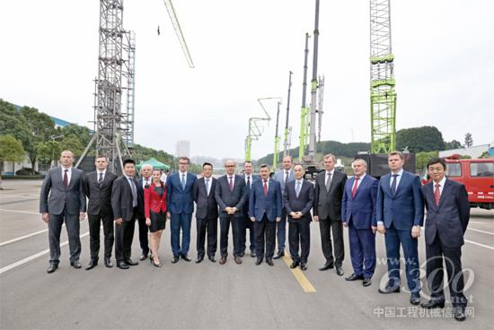 詹純新董事長(右5)與白俄羅斯代表團(tuán)在麓谷工業(yè)園合影