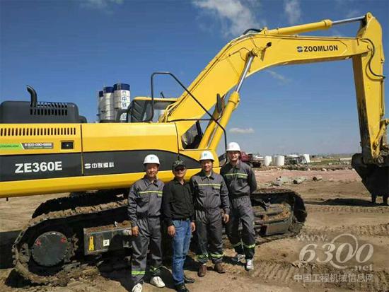 李周（右二）與同事們服務(wù)哈薩克斯坦當(dāng)?shù)仨?xiàng)目