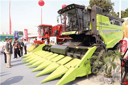 觀眾詳細了解中聯(lián)重科一款收獲機