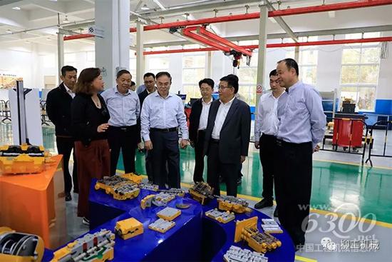 曾光安董事長(zhǎng)等在全球客戶體驗(yàn)中心參觀