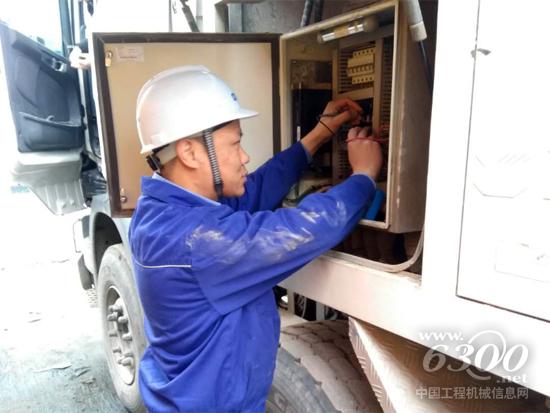 董志合正在對客戶購買的中聯(lián)重科泵車巡檢