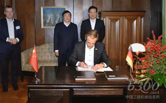 德國博世集團(tuán)董事會(huì)主席鄧納爾博士簽署協(xié)議