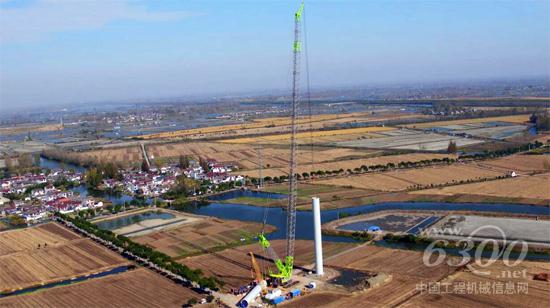 中聯(lián)重科ZCC8800W履帶吊正在吊裝風(fēng)機(jī)塔筒