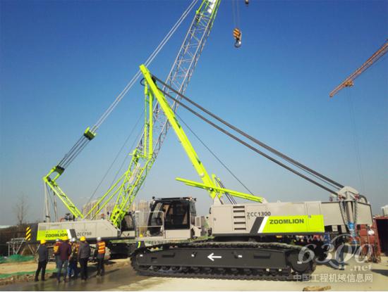 中聯(lián)重科ZCC1300履帶起重機(jī)正在組裝中