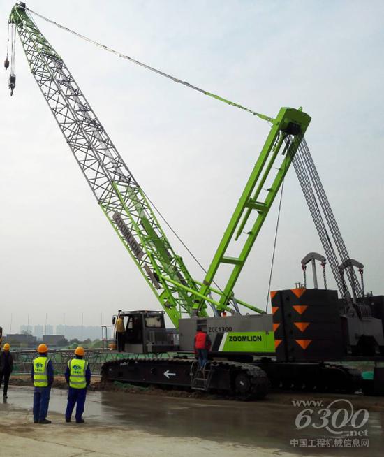 施工現(xiàn)場(chǎng)組裝完后的中聯(lián)重科ZCC1300履帶起重機(jī)