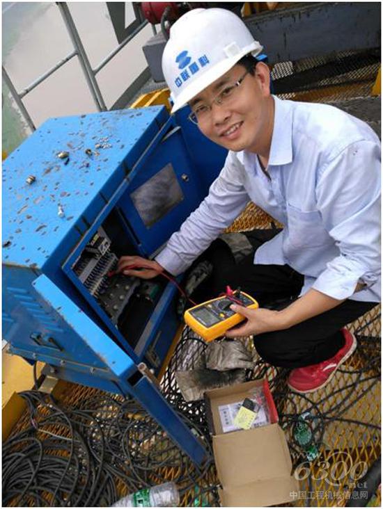 中聯(lián)重科服務(wù)工程師李小明正在檢修設(shè)備
