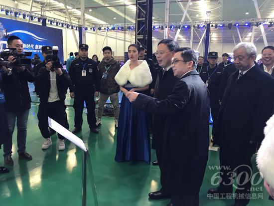 中聯(lián)重科副總裁蘇用專向湖南省委常委、副省長張劍飛一行匯報(bào)中聯(lián)重科自產(chǎn)底盤整體情況