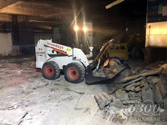 山貓Earthforce  S16滑移裝載機作業(yè)中