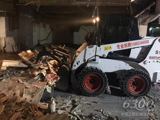 山貓Earthforce  S16滑移裝載機作業(yè)中