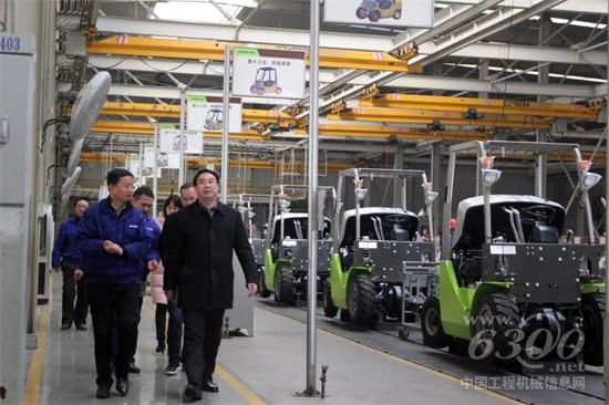 領(lǐng)導(dǎo)參觀車間生產(chǎn)線