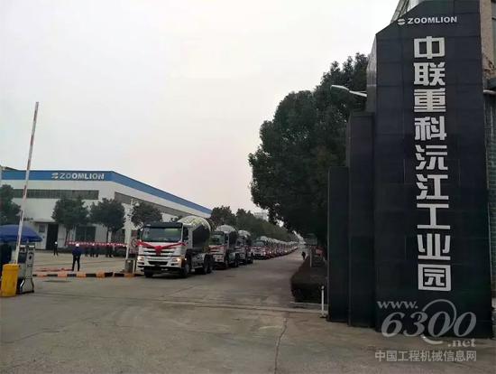 混凝土攪拌車依次排列準(zhǔn)備發(fā)往全國各地