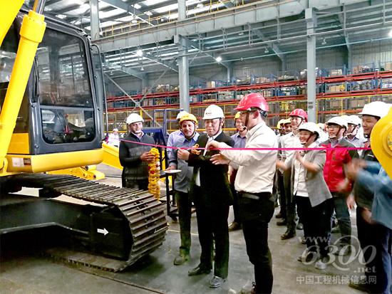 黃敏為印度工廠第一臺本地裝配的921DI挖掘機下線進行剪彩