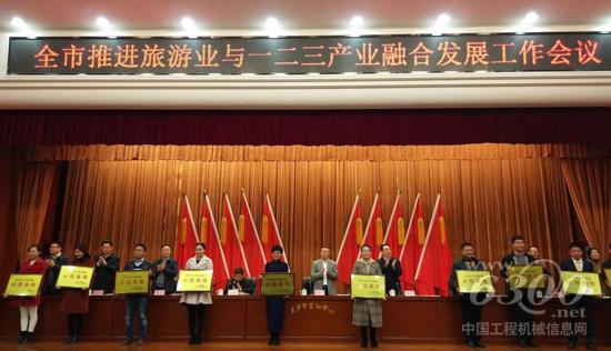 中聯(lián)重科獲授“工業(yè)旅游精品示范基地”現(xiàn)場(chǎng)