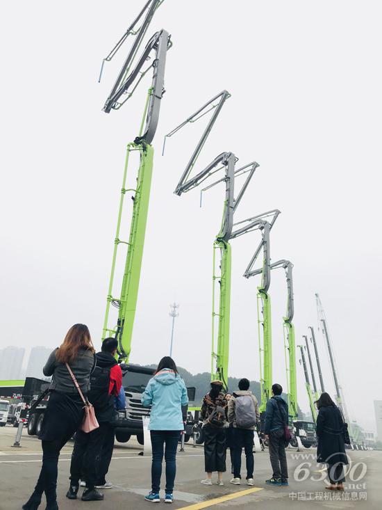 來自臺(tái)灣的參觀者在中聯(lián)重科麓谷工業(yè)園產(chǎn)品展示坪留影