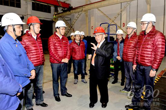 曾光安慰問(wèn)在裝配線的全體“將士”