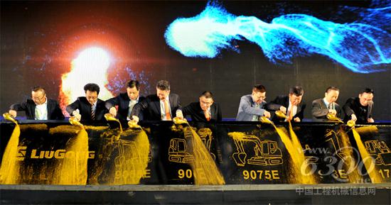 公司高層領(lǐng)導(dǎo)與受邀嘉賓共同發(fā)布2018推出的挖掘機(jī)新產(chǎn)品