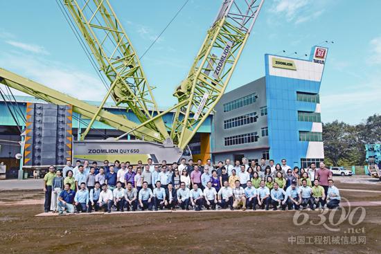 中聯(lián)重科東南亞代理商在QUY650履帶起重機前合影留念