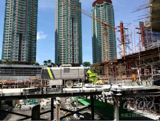 中聯(lián)重科塔機與拖泵在泰國工地施工