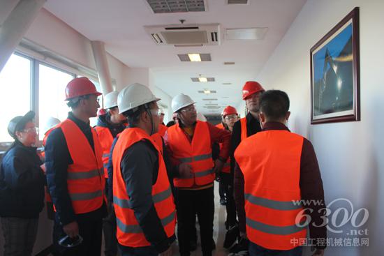 山東客戶興奮地講起了這張來自于他們施工的照片，現(xiàn)場為約翰迪爾代言