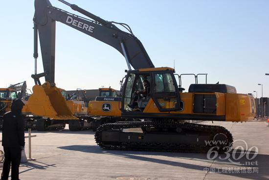 用戶開著約翰迪爾的挖掘機，那叫一個行云流水