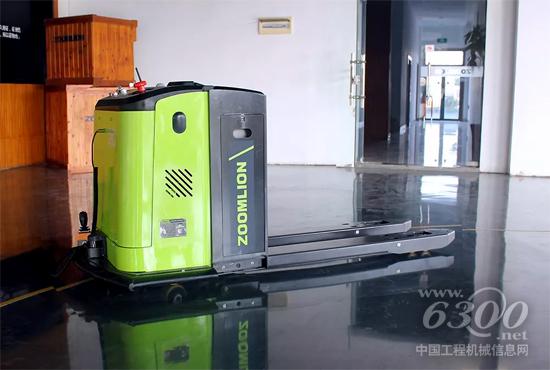 正在運(yùn)行中的TB20V1系列磁導(dǎo)航AGV托盤搬運(yùn)車