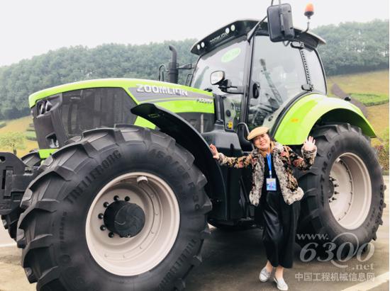 來自臺灣的參觀者與中聯(lián)重科大馬力拖拉機(jī)PL2304合影