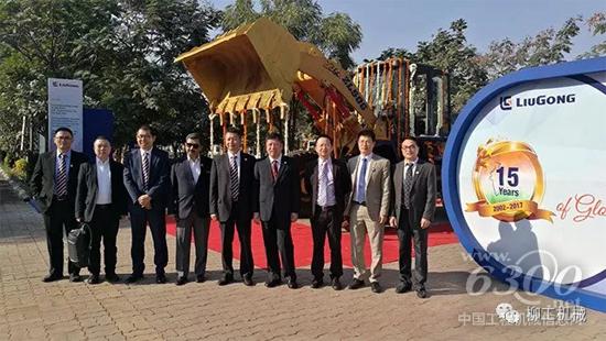 在銷往印度的第一臺(tái)設(shè)備前合影