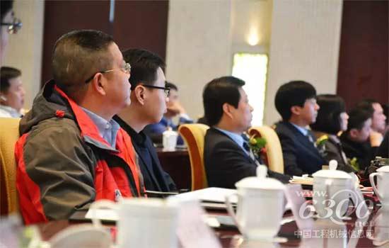 與會(huì)人員認(rèn)真聽取報(bào)告