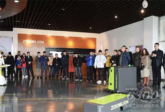 代理商參觀AGV產(chǎn)品演示