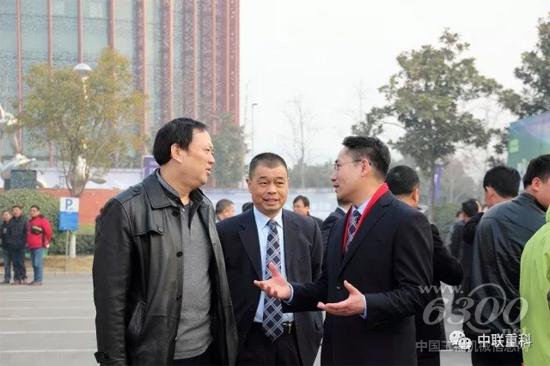 中聯(lián)重科西北大區(qū)總經(jīng)理秦洪仁與客戶熱情交流